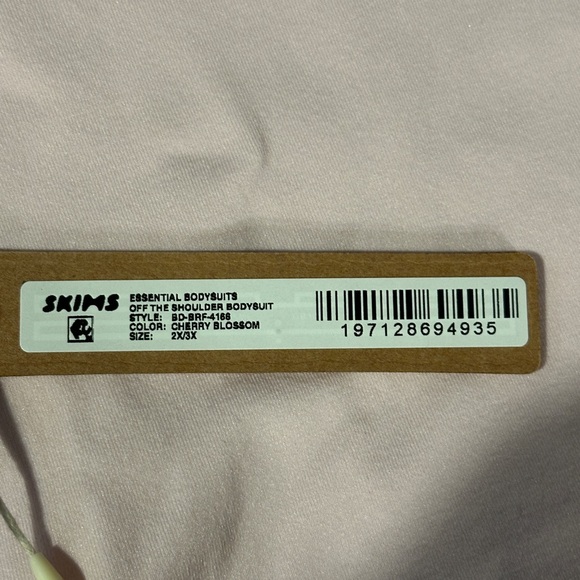 NWT Skims limited edition Essential bodysuit off the shoulder - size 2x-3x - Picture 6 of 8